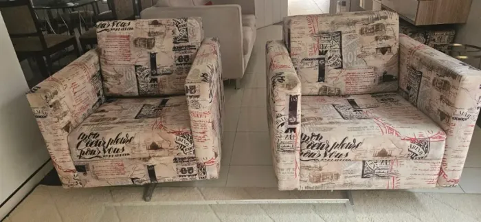 Duas poltronas modernas