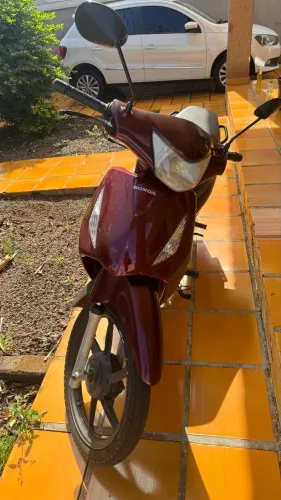 Vendo Honda Biz 125 ES, ano 2009, gasolina e partida elétrica.