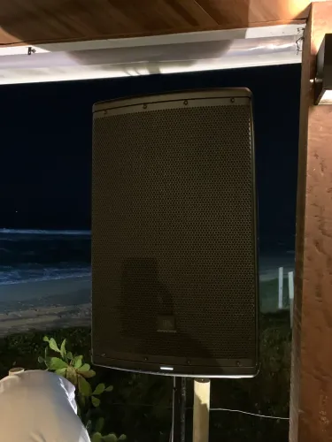 Caixa JBL EON 615 ativa 