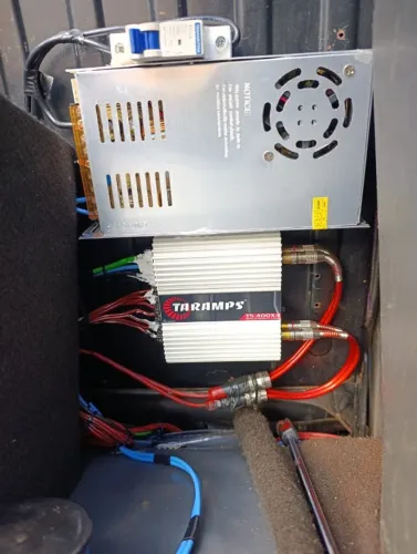 Vende-se esse sistema de som completo, uma barra ts 400 e quatro falantes 6x9 mais fonte 