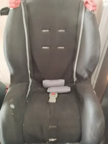Cadeirinha infantil para carro.