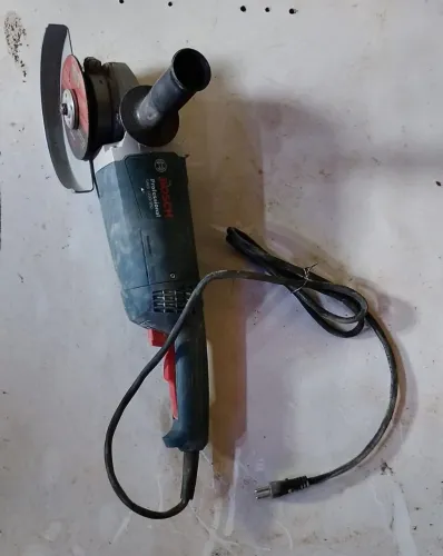 Esmerilhadeira Bosch Professional 7" (180 mm) 220V - Apenas 1 uso!