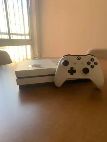 Xbox One S - Excelente estado (Vendo urgente!)