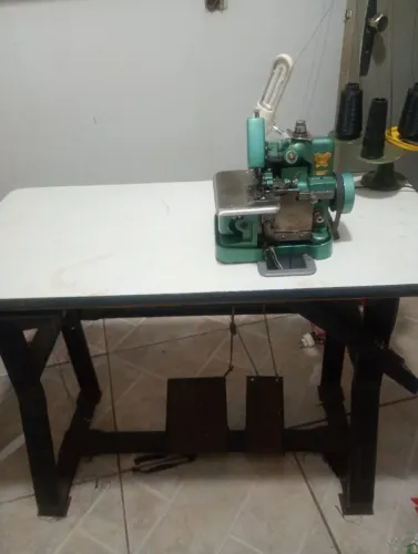 Vendo máquina de costura e tecido