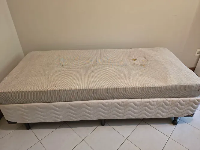 Cama e colchão de solteiro