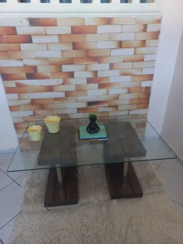 Mesa de centro grande moderna com tampo de vidro e madeira 
