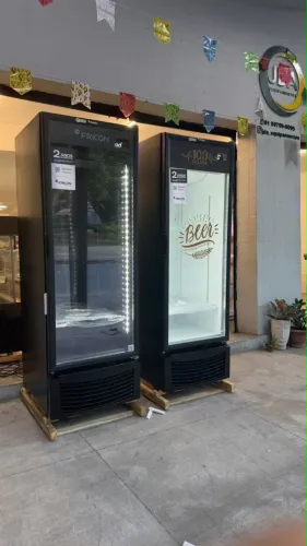 Cervejeira 569 litros porta de vidro total black -marca fricon - 2 anos de garantia