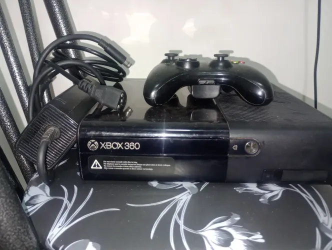 Vende-se ou troca Xbox 360 bloqueado com dois jogos 