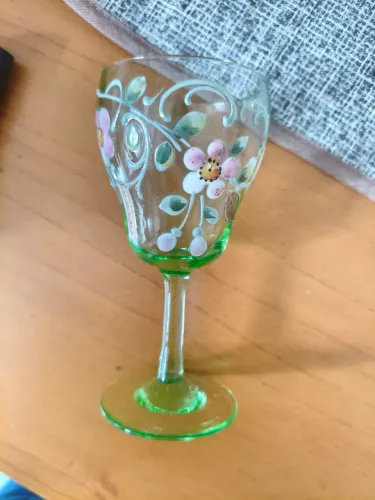 Taça antiga de Uralina Vidro de urânio