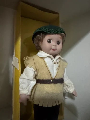 Boneca porcelana Robin Hood - Contos de Fada - Planeta deagostini