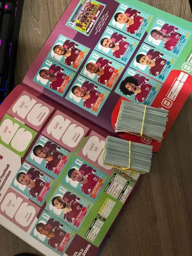 Álbum da copa 2026 com 709 figurinhas +250 repetidas