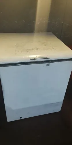 Vendo 01 freezer de 01 tampa Consul está com defeito sem gás