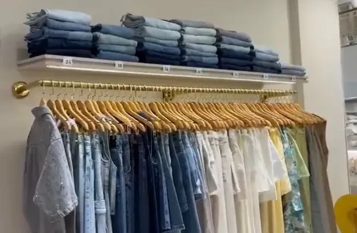 Prateleira para loja com cabideiro