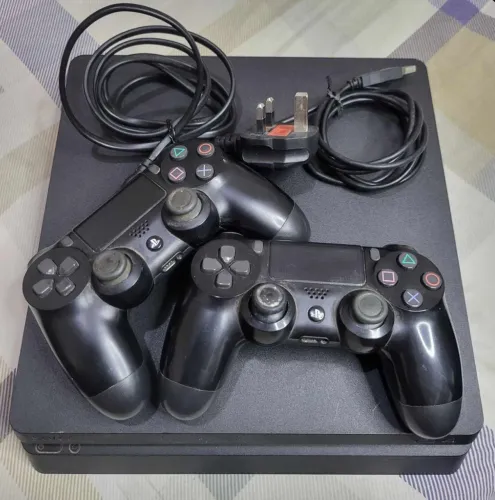 ? PS4 + 2 Controles Originais - Ótimo Estado