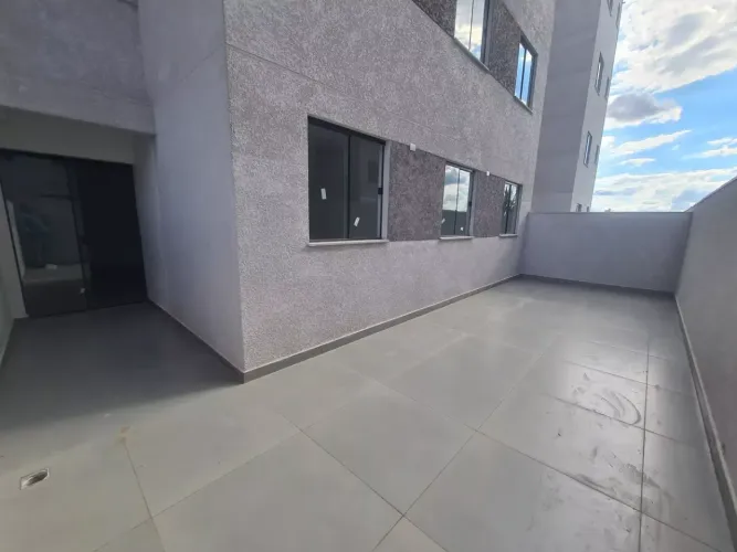 Excelente Apartamento com Área Privativa a de 3 Quartos em ótima localização no Bairro San