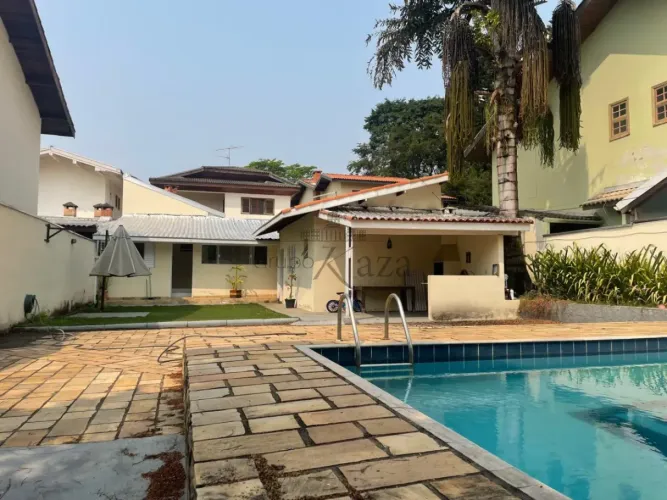 Oportunidade - Casa Edícula em Condomínio - Jardim das Colinas - 3 Dormitórios - 168m².