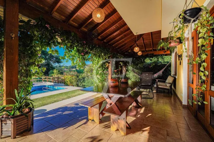 Casa rústica e acolhedora na Granja Viana II | Quintal arborizado, piscina e área gourmet