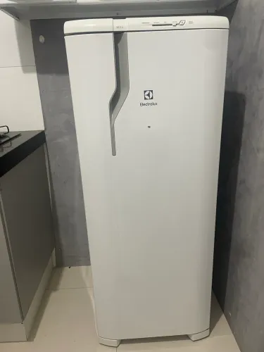 Geladeira Eletrolux Branca 240L