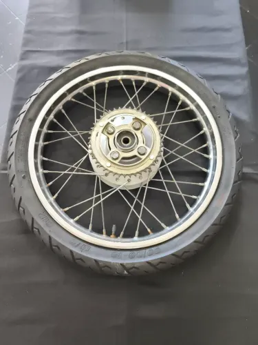 Roda traseira com pneu e coroa