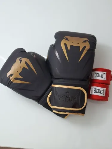 Luva de Boxe Venum 16 oz + Atadura Everlast de Brinde