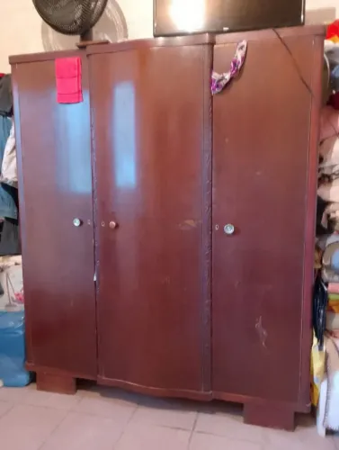 Vendo conjunto de roupeiro antigo + cômoda.