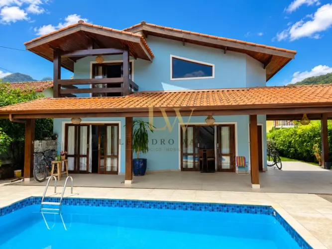 Casa com 03 dormitórios em condominio fechado no Horto em Ubatuba.