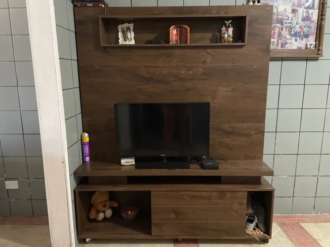 Vendo estante para televisão de madeira semi nova