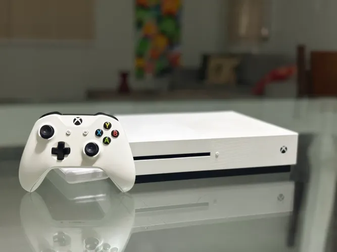 XBOX ONE S 780GB + CONTROLE + GTA V PRONTO PRA JOGAR!  