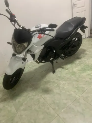 Vende-se CB 300 Branca ano 2012