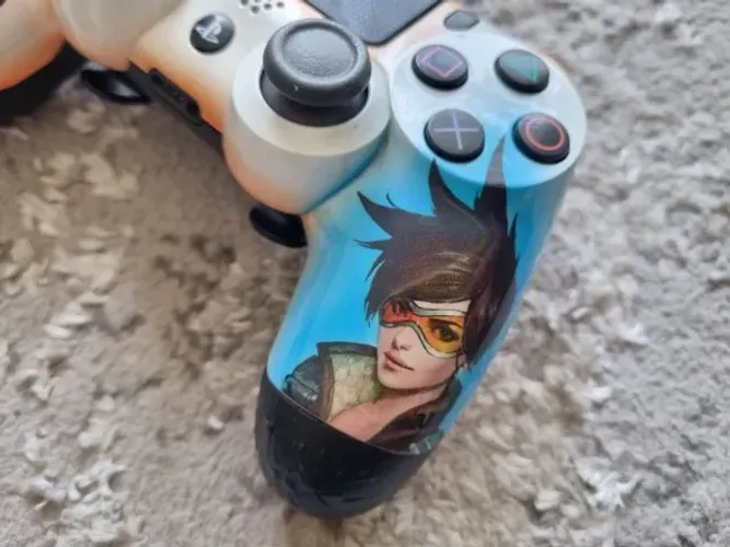 2 Controles de PS4 originais, 01 alta performance e personalisado e 01 normal.