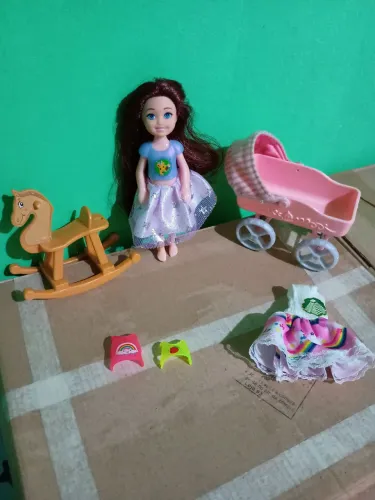 Lote com itens de bebê e crianças da Barbie