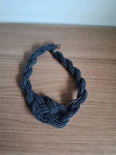 Colar trançado de miçangas grafite metálico