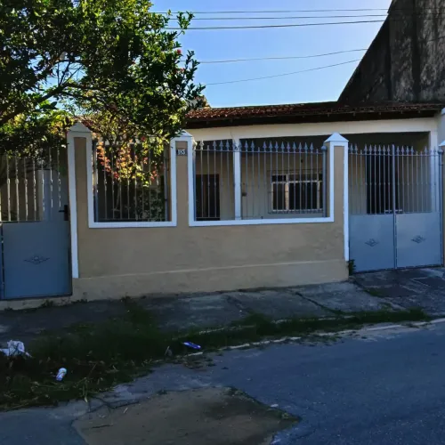 Casas para locação na Imbetiba em Macaé/RJ, 03 Quartos com suítes, 3 Vagas e Quintal.
