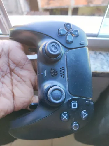 Controle PS5 Turbo Rápid Fire com gatilhos curtos e clique de mouse.