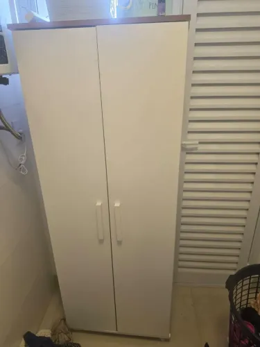 Vendo um lindo armário multiuso, pouco tempo de uso, não entrego