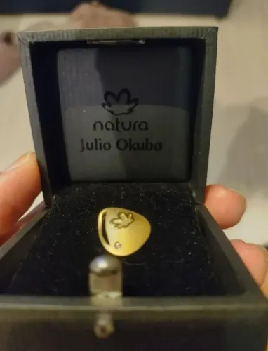 Pingente Natura + Julio Okubo folheado a ouro com pedra de diamante
