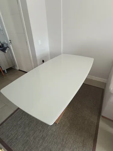 Mesa de madeira com vidro em cima, semi nova o vidro não tem nem um arranhão.