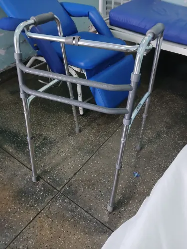 Andador 100% alumínio- 3 meses de uso- Dobrável super reforçado 130kg- troco p/ cadeira