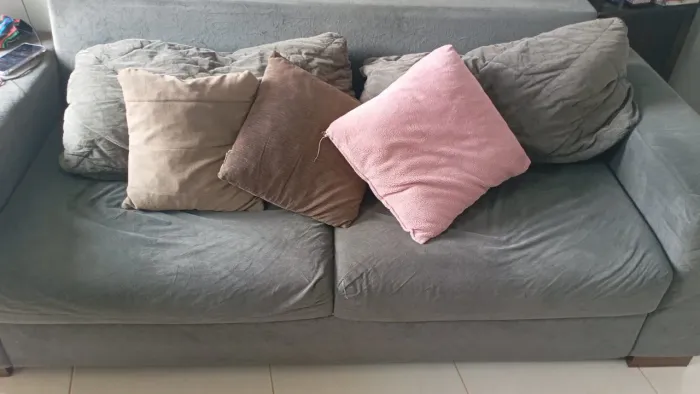 Vendo sofá de dois lugares e cama box de solteiro