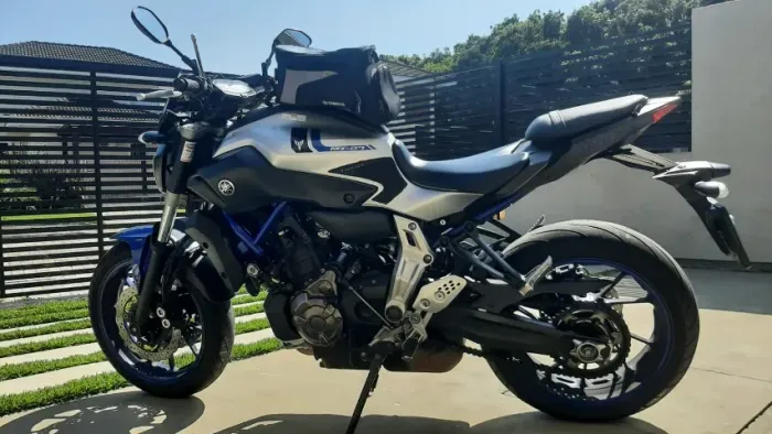 Moto MT-07 - 689 cc - 2017 - Prata/Azul - Com bolsa de tanque, slider e bolha