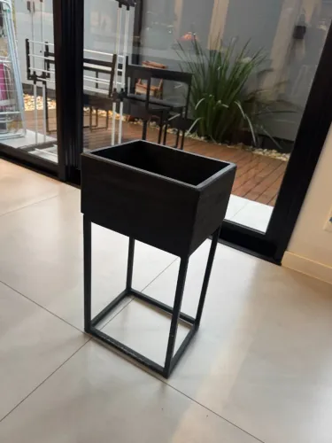 Floreira elevada caixa madeira suporte ferro preto industrial