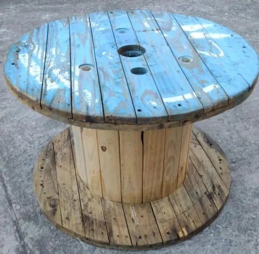 Bobina de madeira ideal para fazer mesas.suas medidas são 80 cm de diâmetro e 53 cm de al