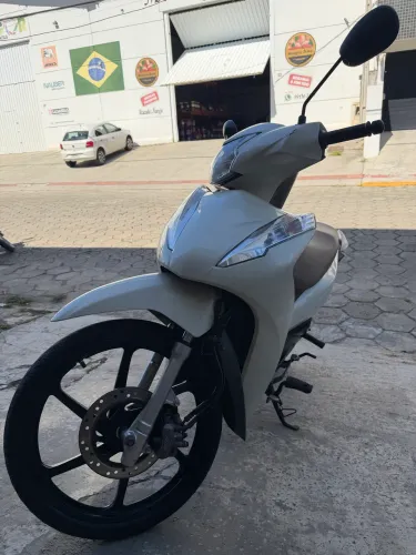 Honda biz 2018 branca com bege 