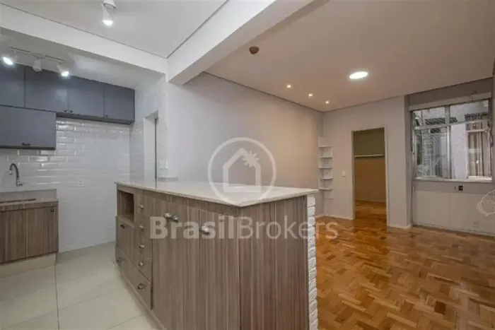 Apartamento de 1 quarto (suíte) com 43 m², vaga de garagem e todo reformado e modernizado 
