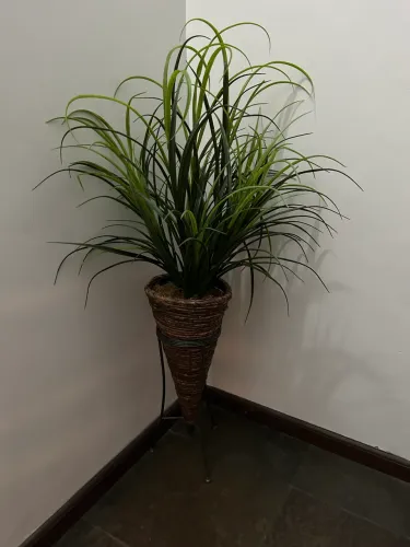Vaso com planta artificial