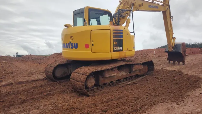 Escavadeira komatsu pc138 