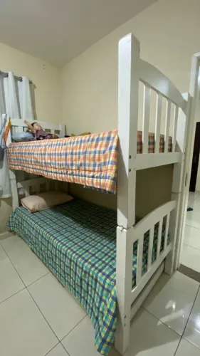 1 Cama, 1 colchão, 1 colcha