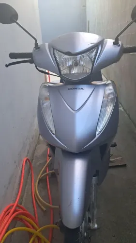 Honda biz 125cc ES 2015 cor prata.