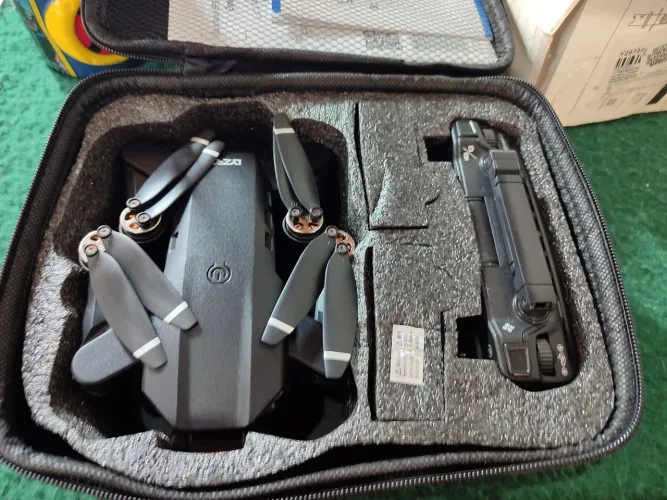 Drone lyzrc l900 pro, um modelo dobrável de cor preta popular entre iniciantes