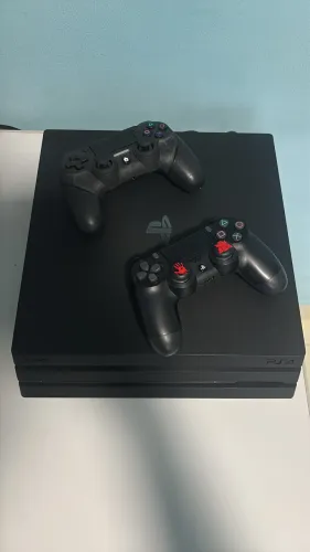 PS4 Pro + dois controles.
